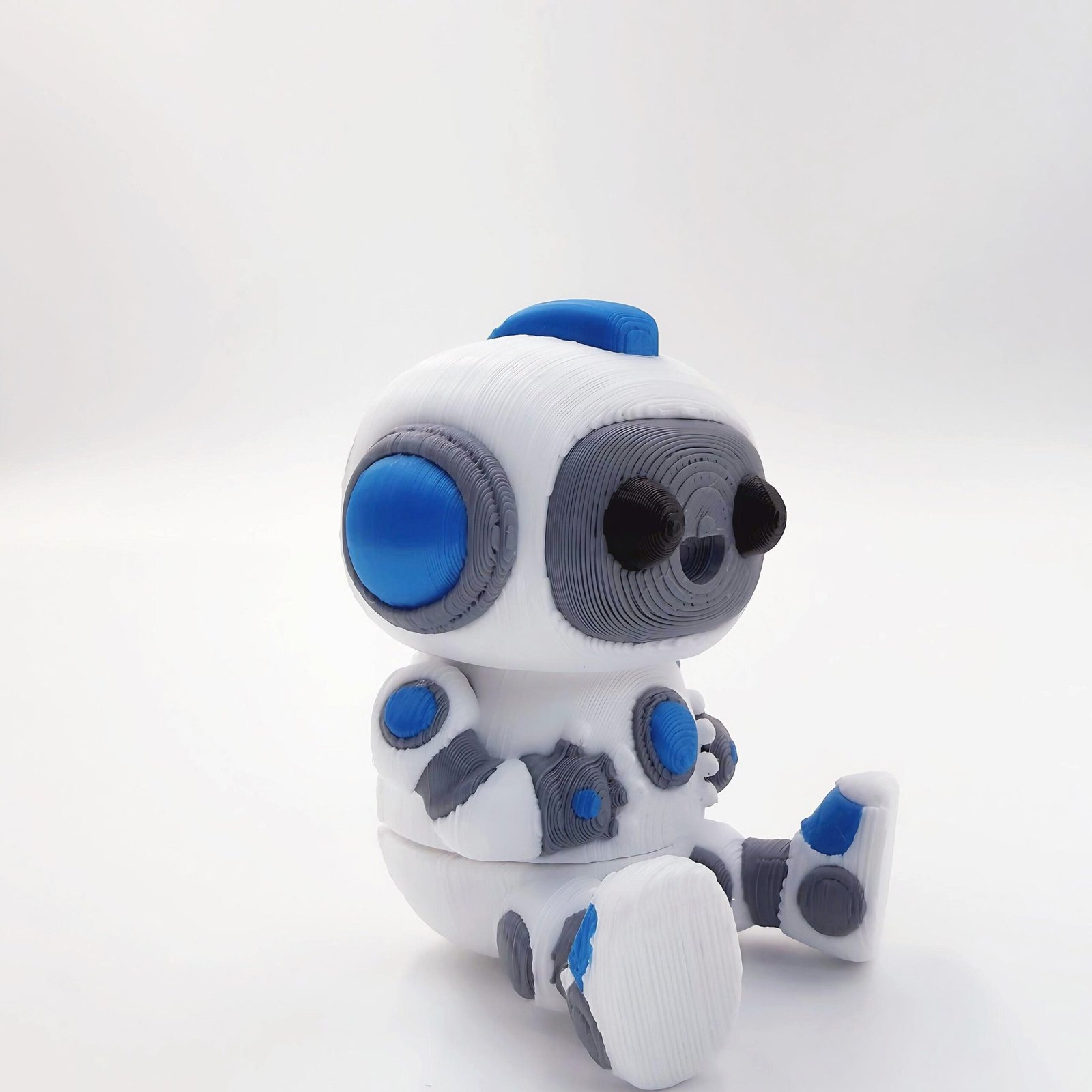tutcra flexy3d robot keychain 2 Articulated robot keychain in white, gray and blue, left side view