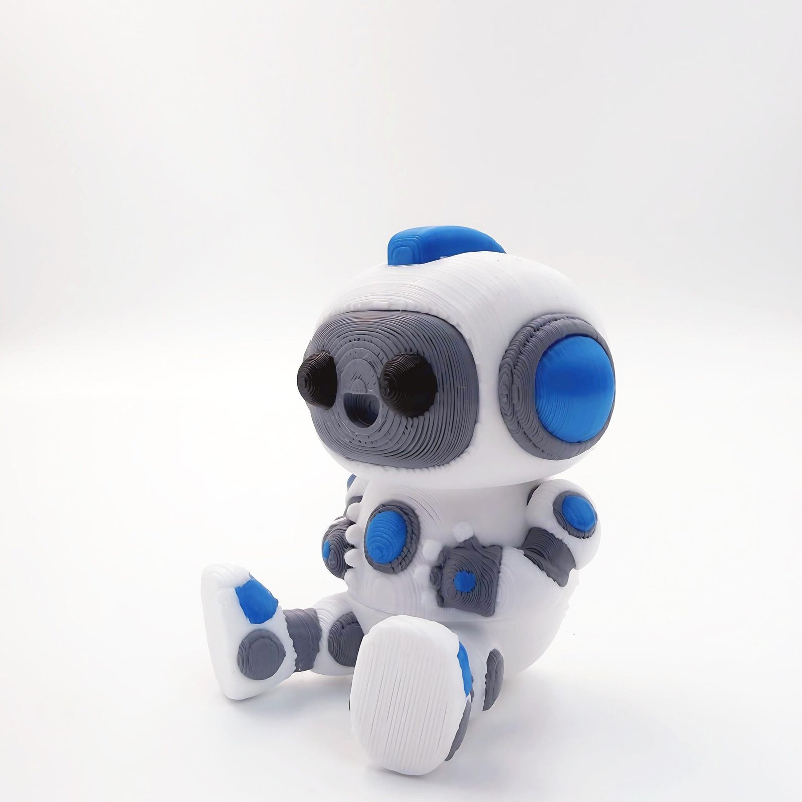 tutcra flexy3d robot keychain 3 Articulated robot keychain in white, gray and blue, right side view